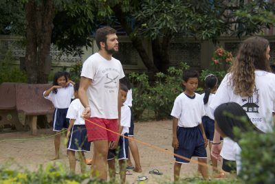 Jorge jugando con los niños